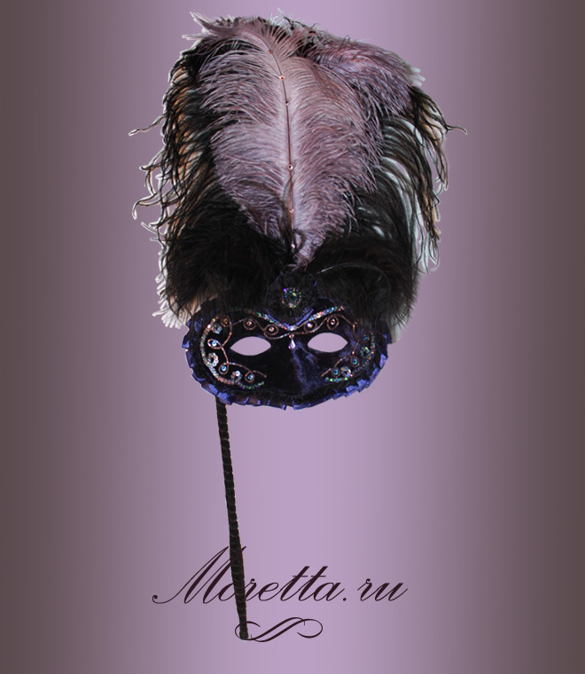 Карнавальная маска на держателе фиолетовая с перьями 2